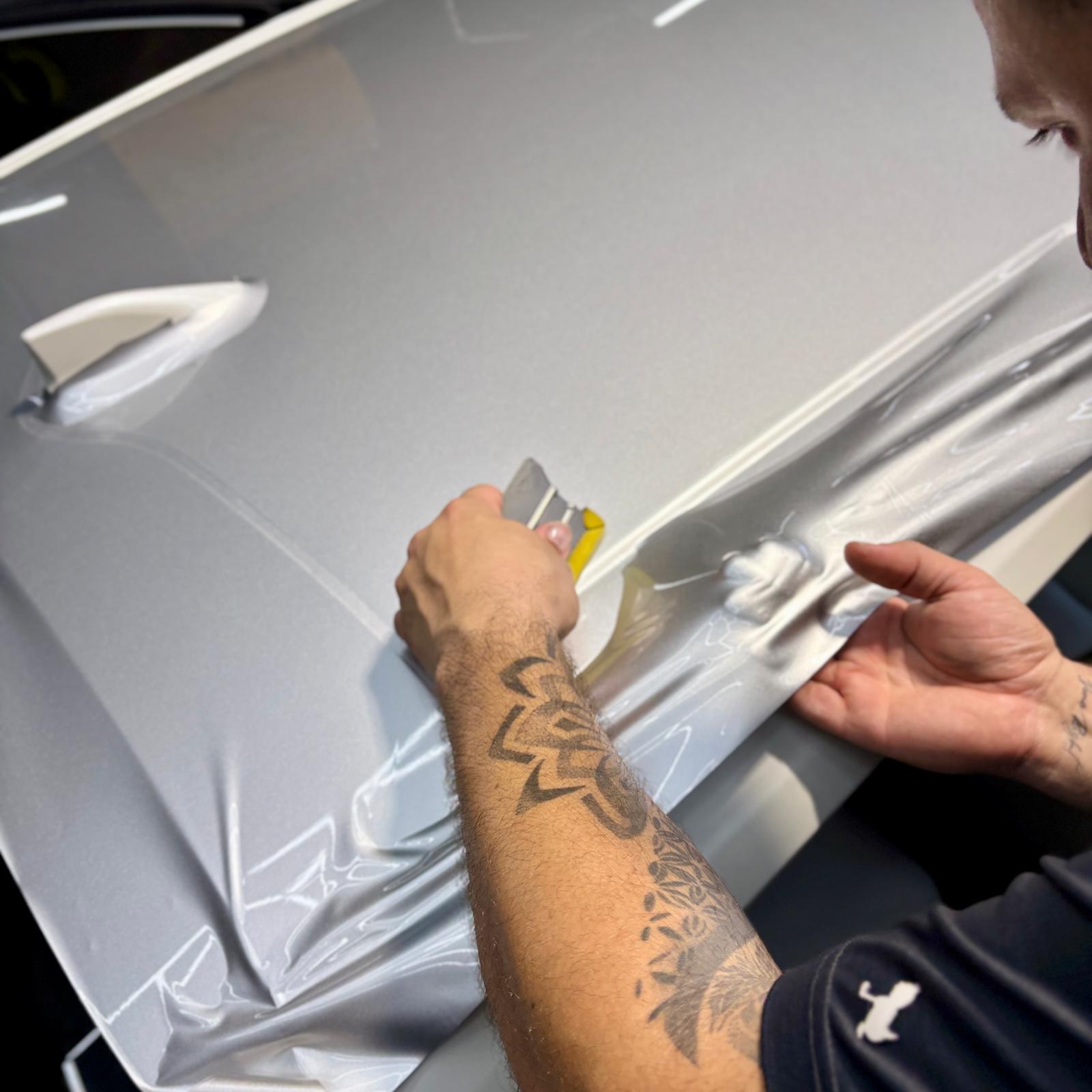 installer_applying_wrap